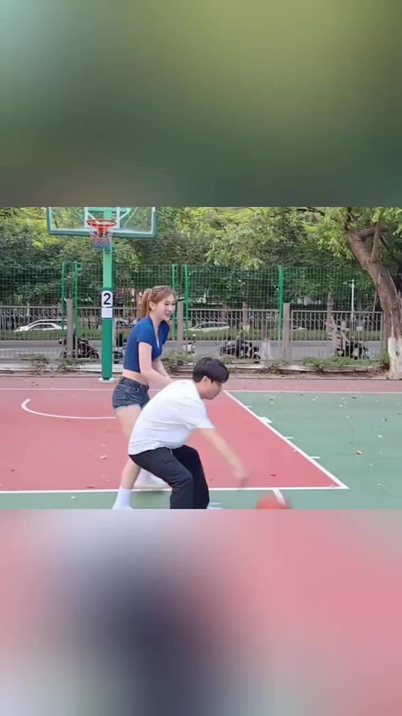 集夢會長背打一米8的女生，這是真打球??！