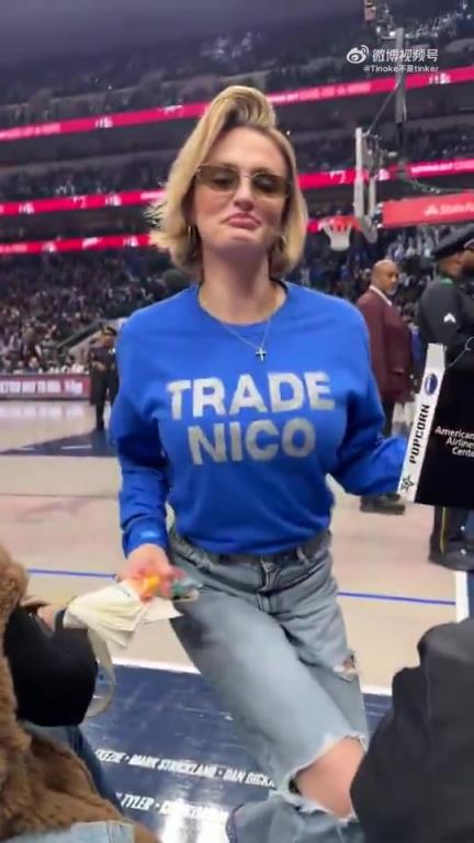 主場不準球迷打印“解雇Nico”標語，女球迷就出此下策