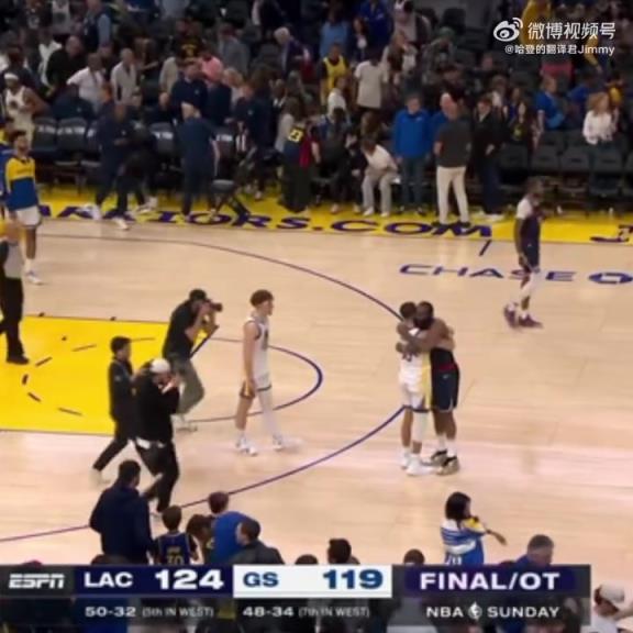 09雙雄傾盡全力！哈登和庫(kù)里賽后第一時(shí)間擁抱在一起