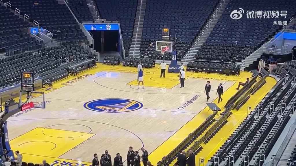 今天沒(méi)有得到出場(chǎng)機(jī)會(huì)！庫(kù)明加賽后還留在場(chǎng)地練習(xí)投籃