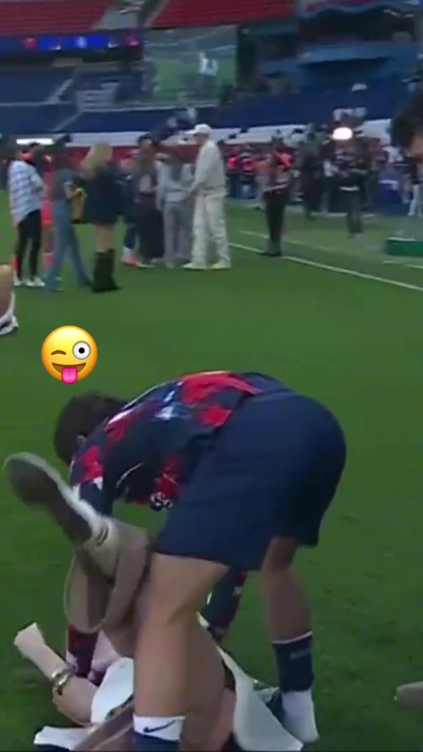 玩這么花??？內(nèi)維斯在家人面前把自己女友按倒在地