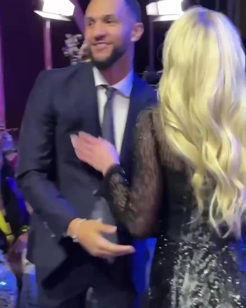 身材姣好！薩格斯的女友海莉被芝加哥天空選中！兩人接吻慶祝