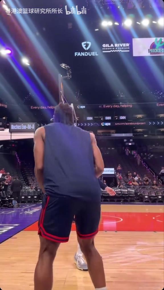 機(jī)器人級別的靜態(tài)身體！近距離看小卡的賽前熱身！